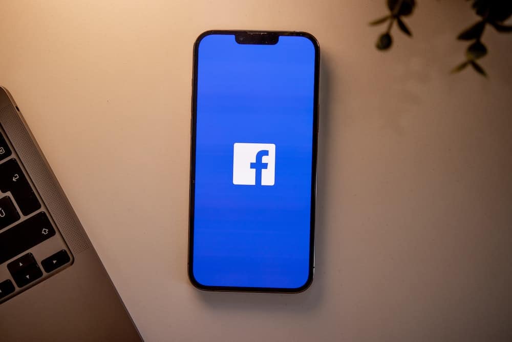 Facebook logo på telefon